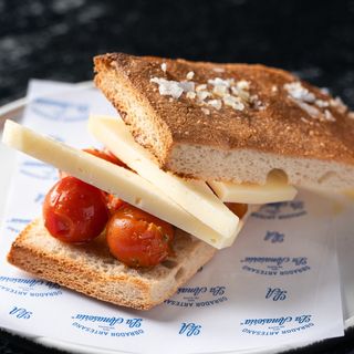 Focaccia de Tomatitos Asados y Queso Curado