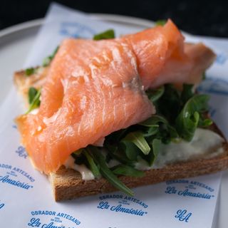 Tosta de Salmón Ahumado, Queso Crema y Rúcula