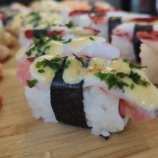 nigiri pulpo flameado 2uni