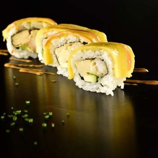 C10.Rollito de mango (8 pzs.)