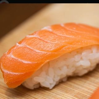 1NS.nigiri salmon 2pzs
