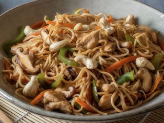 33. Yakisoba de pollo