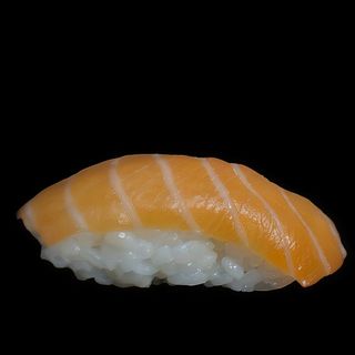 68. Nigiri de salmón 2u.