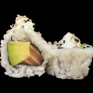 108. Uramaki sake queso 8u.