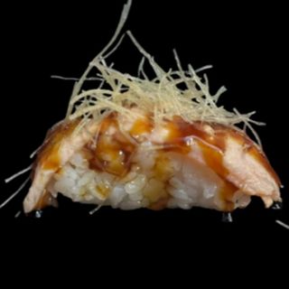 77. Nigiri de salmón flameado kataifi 2u.