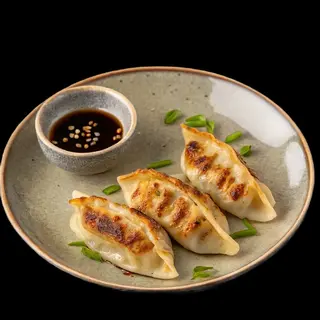 24. Gyozas de cerdo (plancha) 3 pcs