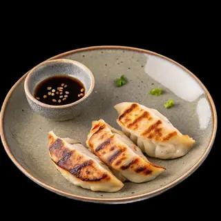 22. Gyozas de pollo (plancha) 3 pcs