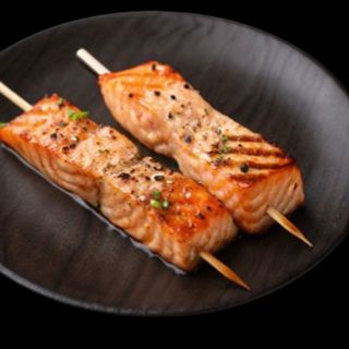 56. Pinchos de salmón