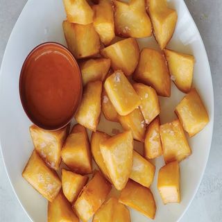 Patatas bravas y alioli (1/2 ración)