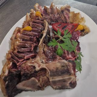 Chuleta de ternera con pimiento y patatas