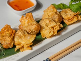 Wonton Frito Relleno De Pollo Y Gambas (6 Pzs.)