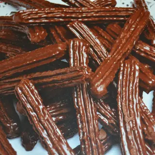 7 churros de chocolate negro. 