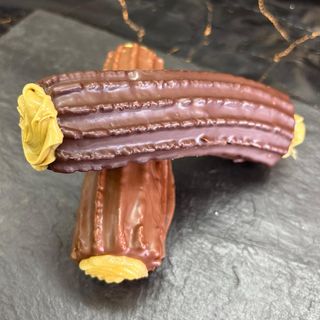 Xuixo cubierto con chocolate relleno de crema 