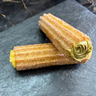 Xuixo relleno de crema de pistacho 