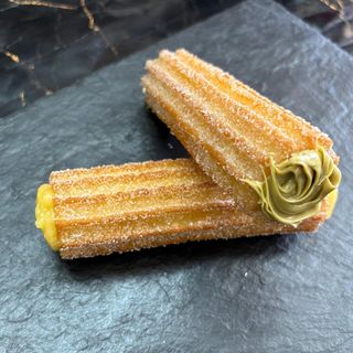 Xuixo relleno de crema de pistacho 