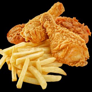 Alitas de pollo con patatas fritas.