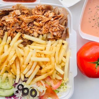 Plato kebab con patatas y arroz