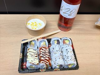 Menú de San Valentín (16 piezas) + Botella de Vino Rosado 75cl + Postre