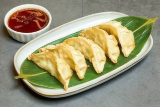 8.Gyozas de pollo (5 pzs.)炸鸡肉饺子