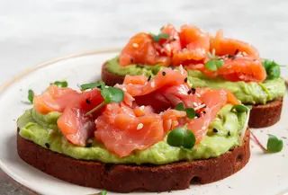 Tosta De Aguacate Y Salmón Ahumado