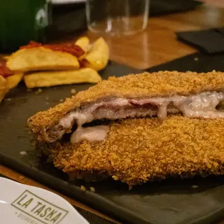 Ternera, Foie, Cebolla Caramelizada y Queso D.O. San Simón Da Costa