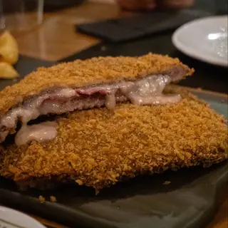 Ternera, Jamón Ibérico De Guijuelo y Queso D.O. Gamoneu