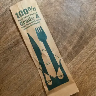 Juego de Cubiertos de Madera con Servilleta