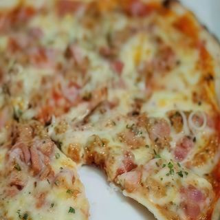 Pizza de atún con cebola e ovo (30 cm.)