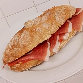 Bocadillo jamón y tomate