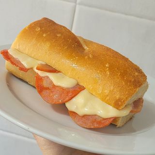 Bocadillo lomo y queso