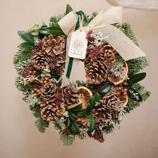 Corona Artesanal de Nobilis (Tamano Mediano)