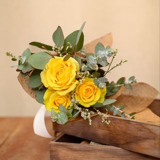 Tres Rosas Amarillas