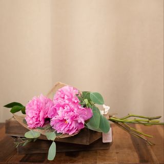 3 Peonias con Verdes
