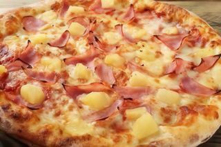 Pizza Hawaiana mediana.
