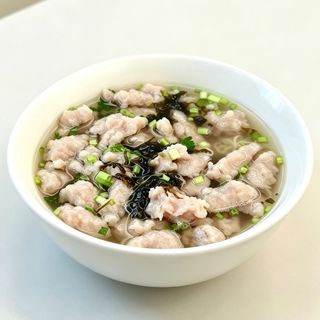 Sopa de albóndigas de cerdo