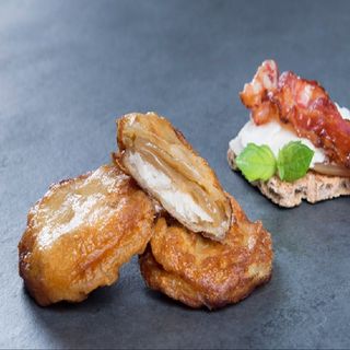 Patata de olot cebolla caramelizada y queso de cabra