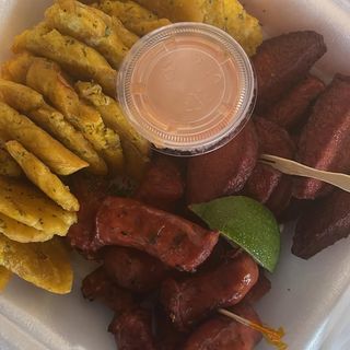 TOSTONES CON LONGANIZA Y SALAMI FRITO