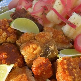 CHICHARRÓN DE CERDO CON YUCA