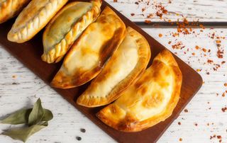 Empanada de pollo con rulo de cabra y cebolla caramelizada (1 ud.)