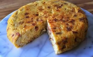Tapa de tortilla con chorizo (porción)