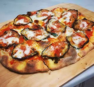 Pizza parmigiana (29 x 19 cm.)