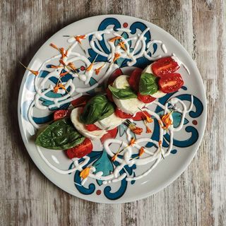 Insalata caprese con mozzarella di bufala, pomodoro e basilico