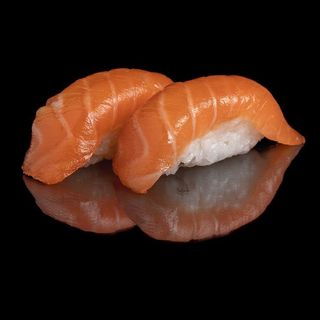 100.Nigiri de salmón 