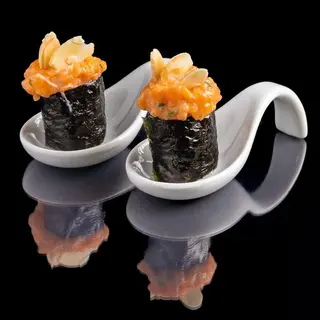 86.Gunkan de salmon picante 