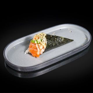 106.Temaki de salmón