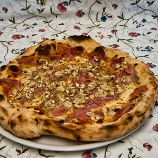Pizza De Prosciutto E Funghi