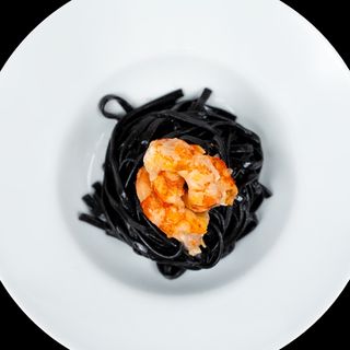 Espaguetis con tinta de sepia, tomate cherry y gambas