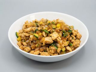 Lechuga Con Fideos Crujiente Y Pollo