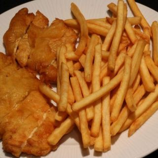 Pollo empanado con patatas 