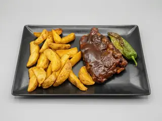 Costillar asado a baja temperatura con salsa bbk